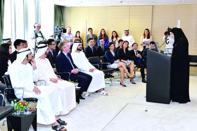 "محمد بن راشد وحمدان ومكتوم بن محمد يستمعون لشرح عن البرنامح من ريم الهاشمي"