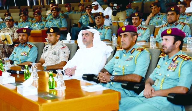 "سيف بن زايد وعدد من الضباط خلال المحاضرة"