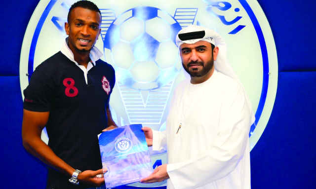 "عصام ضاحي يتسلم عقد النصر من عبدالله بوعميم \t البيان"