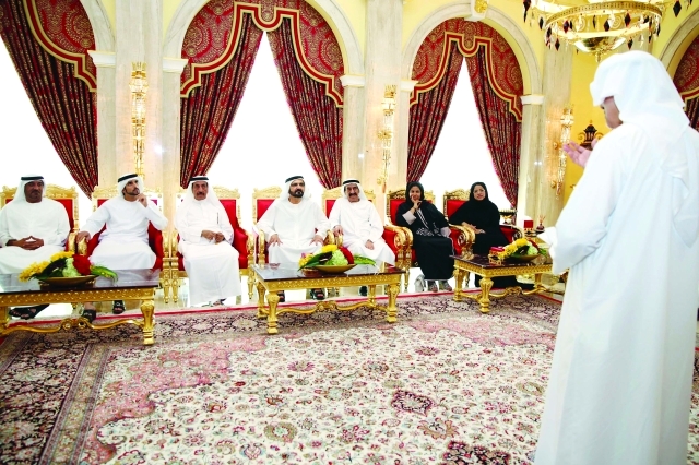 "نائب رئيس الدولة يستمع بحضور حمدان بن محمد إلى إحدى قصائد التهنئة"