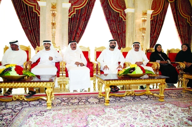 "محمد بن راشد خلال استقباله المهنئين بحضور حمدان بن محمد وأحمد بن سعيد وحشر بن مكتوم ومحمد النابودة ومنى البحر وليلى سهيل \t\t\t\t تصوير- سيف محمد وخليفة اليوسف"