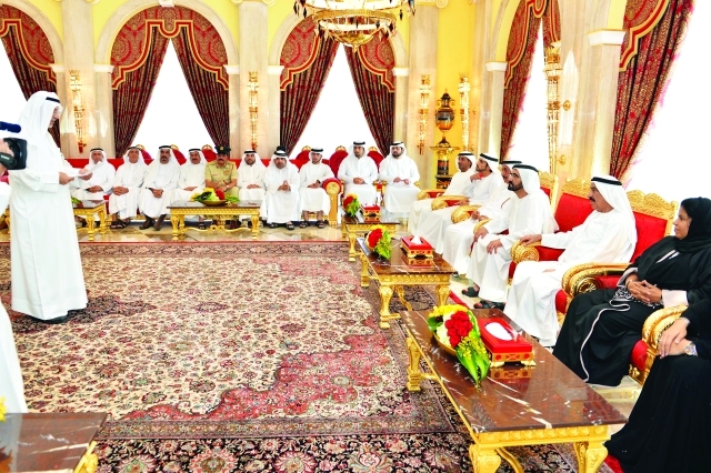 "نائب رئيس الدولة وحمدان ومكتوم بن محمد والحضور خلال الاستماع لقصيدة ألقاها عارف الشيخ"