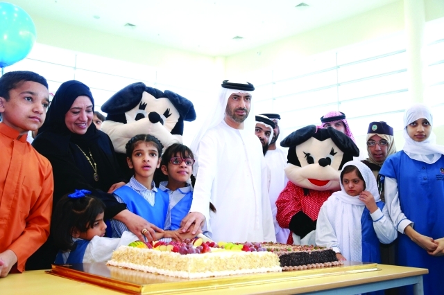 "راشد بن حميدان يشارك الطلاب الاحتفال"