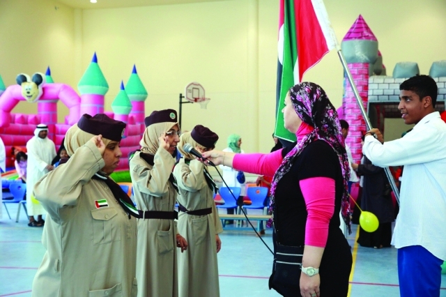 "الطلاب أثناء أدائهم السلام الوطني"