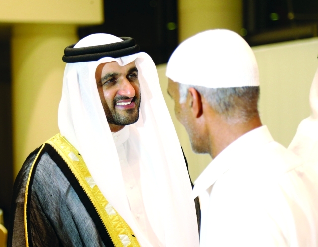 "العريس يتلقى التهاني"