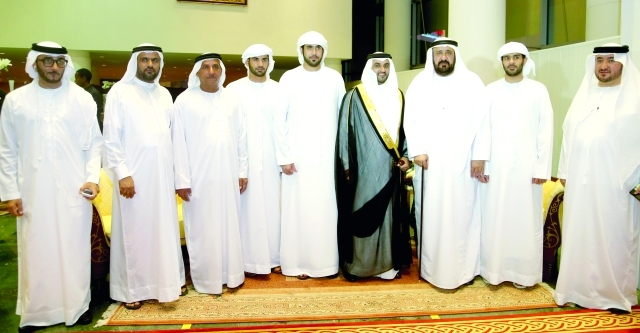 "العريس يتوسط الأهل والأصدقاء  تصوير: محمد الزرعوني"