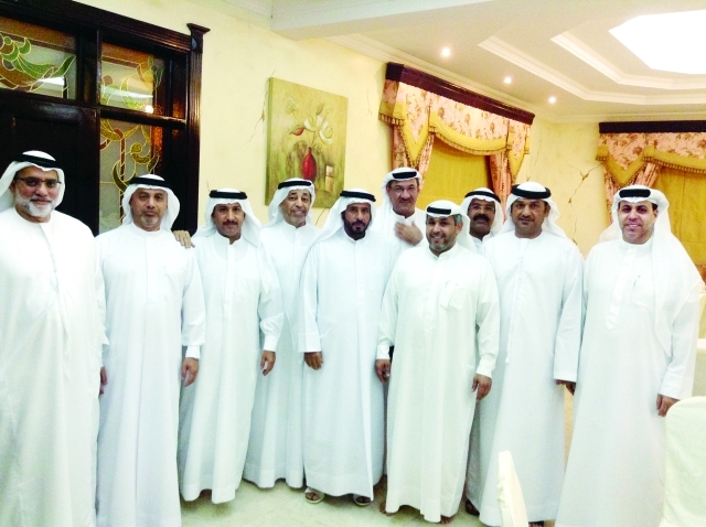 "محمد العريدي يتوسط حمد حريز وظاعن شاهين وسلطان السبوسي وعبد العزيز بن سوقات وابراهيم الحساوي ونجيب محمد نور وعتيق الوالي وعلي بن يعروف"