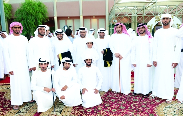 "جانب من أهل وأصدقاء العرسان"