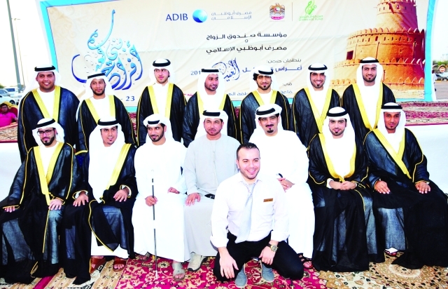 "العرسان مع مجموعة من اللجنة المنظمة"