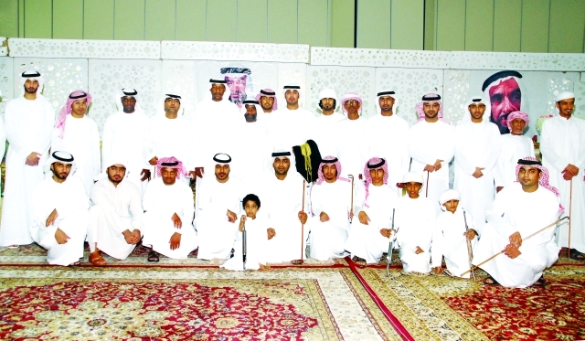 "العريس سالم المسعودي يتوسط جمعاً من قبيلتي المسعودي والسيابي"