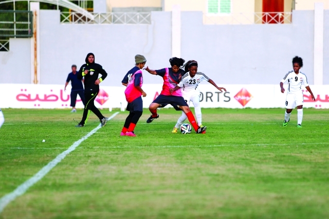 "جانب من مباراة منتخب الناشئات ومنتخب تجمع الامارات - تصوير سالم خميس"