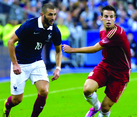 "Spanish defender Cesar Azpilicueta (R) vies with French forward Karim Benzema during the friendly football match France vs Spain, on September 4, 2014 at the Stade de France in Saint-Denis, north of Paris. AFP PHOTO / MIGUEL MEDINA"