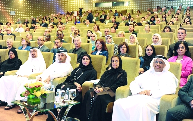"لبنى القاسمي ورياض المهيدب خلال لقاء أسرة جامعة زايد\tمن المصدر"