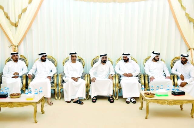 "محمد بن راشد بحضور مكتوم بن محمد يقدم واجب العزاء إلى عيسى الميدور وأشقائه، وفي الصورة السبوسي \t\t\t تصوير- محمد هشام"
