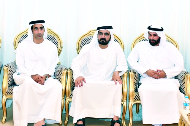 "محمد بن راشد متوسطاً الميدور وشقيقه"