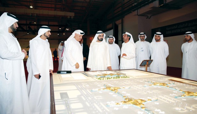 "محمد بن راشد يستمع بحضور حمدان ومكتوم بن محمد إلى شرح من أحمد بن سعيد عن الخصائص الرئيسية لمبنى المطار بحضور خليفة سليمان وخليفة الزفين وسلطان السبوسي \t\tتصوير: خليفة اليوسف"