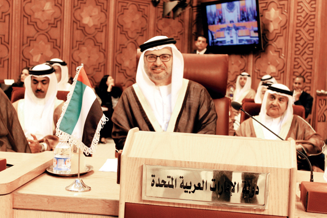 "قرقاش مترئساً وفد الدولة خلال الاجتماع البيان"