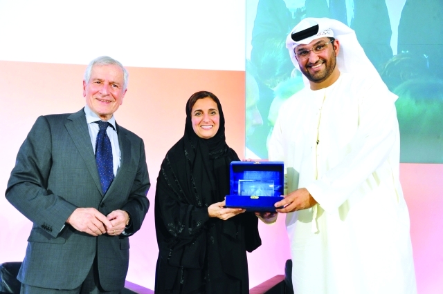 "سلطان الجابر، وفريد موفنزاده، خلال تقديم هدية تذكارية لوزيرة التنمية والتعاون الدولي من المصدر"