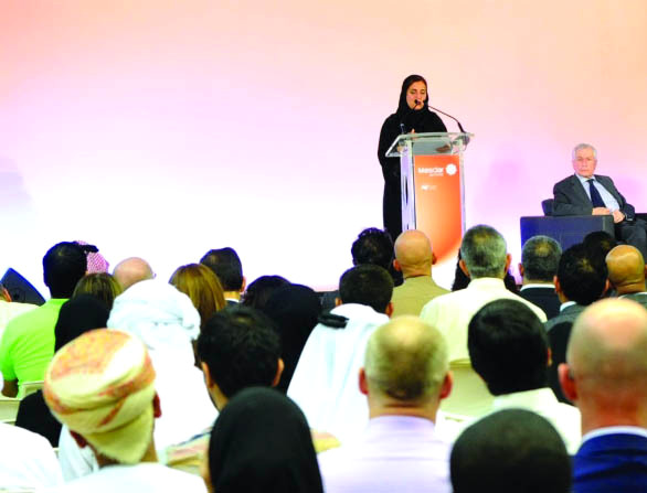 "لبنى القاسمي خلال القاء المحاضرة"