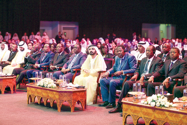 "محمد بن راشد يتوسط عدداً من رؤساء الدول المشاركين في منتدى الاستثمار لدول غرب أفريقيا بمدينة جميرا أمس بحضور مكتوم بن محمد وأحمد بن سعيد \t تصوير ـــ خليفة اليوسف"