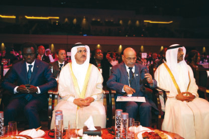 "أحمد بن سعيد والمنصوري يتوسطهما أحد المشاركين"