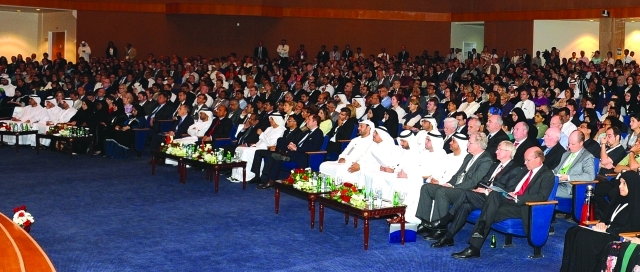 "طيب كمالي يتوسط الحضور خلال المؤتمر \t\t\t\t\t البيان"