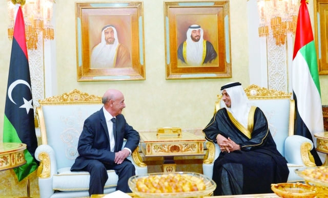 "منصور بن زايد متحدثاً إلى عقيلة عيسى وام"