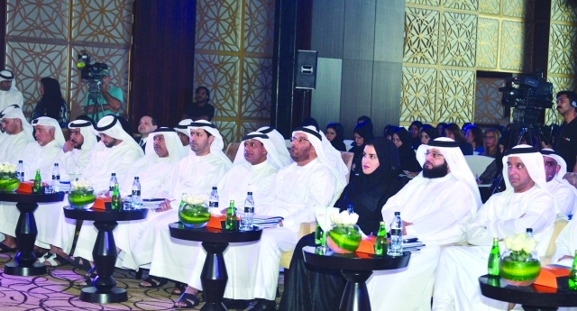 "عبد الله الشيباني وأحمد محبوب وأحمد كاظم وإيمان السويدي خلال الجلسة الافتتاحية للملتقىالبيان"
