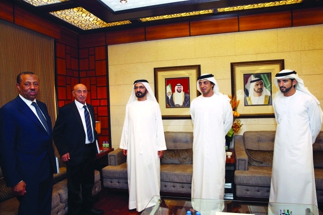 "محمد بن راشد لدى استقباله بحضور حمدان بن محمد ومنصور بن زايد الوفد الليبي  تصوير - خليفة اليوسف"