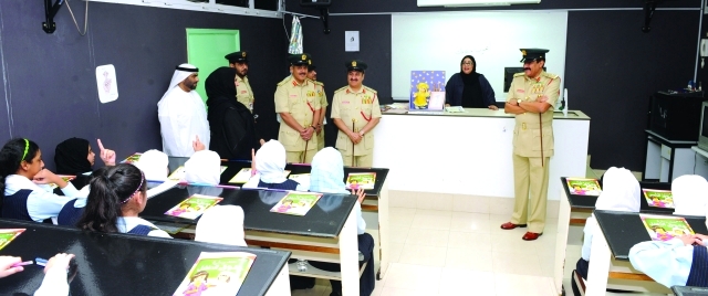 "المزينة يحاور الطالبات في قاعة أحد الصفوف"
