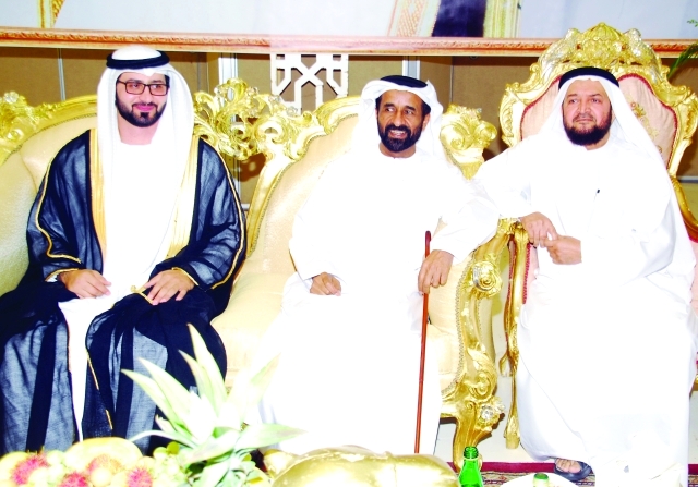 "مسلم بن حم العامري يتوسط العريس حمدان ووالده"