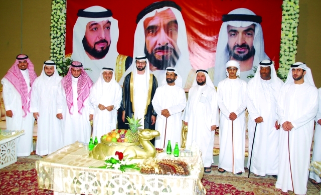 "مسلم بن حم والعريس ووالده يتوسطون جمعاً من الحضور"