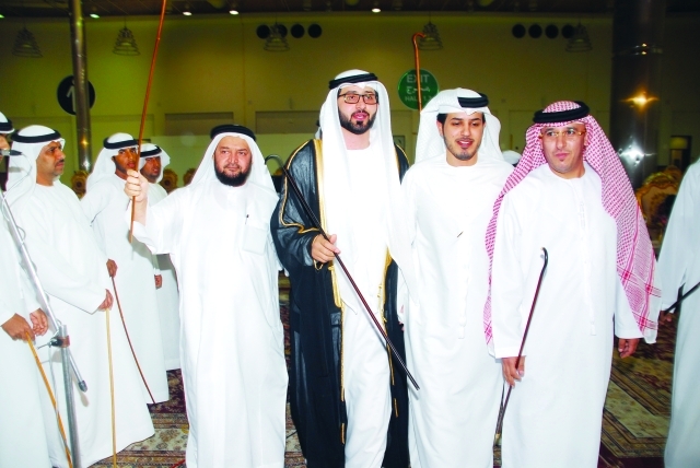 "العريس حمدان ووالده يحيى النعيمي خلال الحفل"