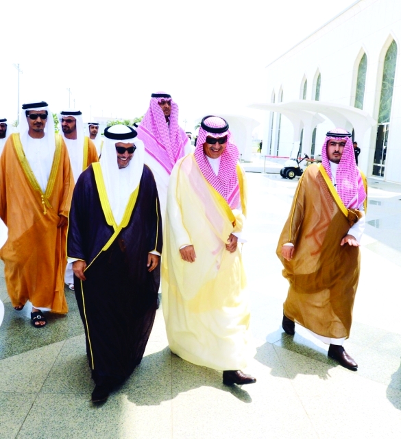 "قرقاش لدى وصوله السعودية للمشاركة في الاجتماع واس"