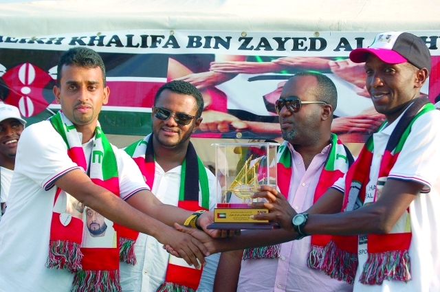 "البريكي يكرم بطل العالم الكيني أسبل البيان"