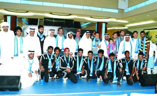 "إدارة بني ياس مع اللاعبين الجدد خلال المؤتمر الصحفي البيان"