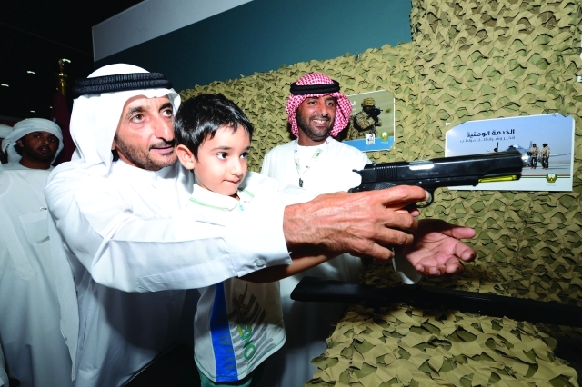 "أحمد بن حشر يجرب أحد الأسلحة"