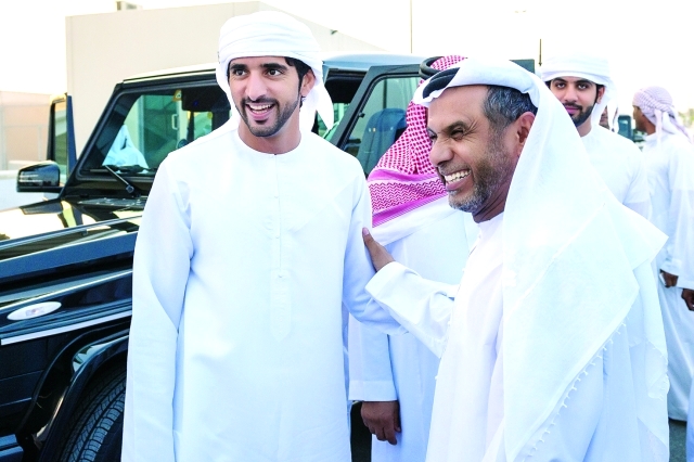 "حمدان بن محمد خلال حضوره سباق الهجن في المرموم البيان"