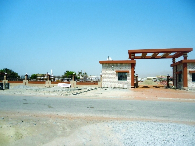 "جانب من أعمال الإنشاءات في الحدائق السكنيةالبيان"