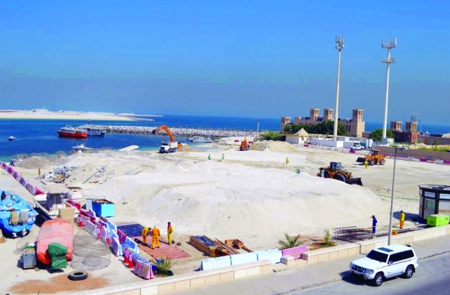 "جانب من أعمال تنظيف موانئ الصيادين البيان"