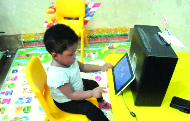 "تخصيص منطقة للأطفال مزودة بأدوات رسم وألعاب \t\t البيان"