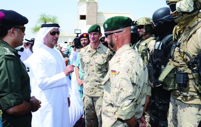 "..وسموه يتبادل الحديث مع عدد من المشاركين"