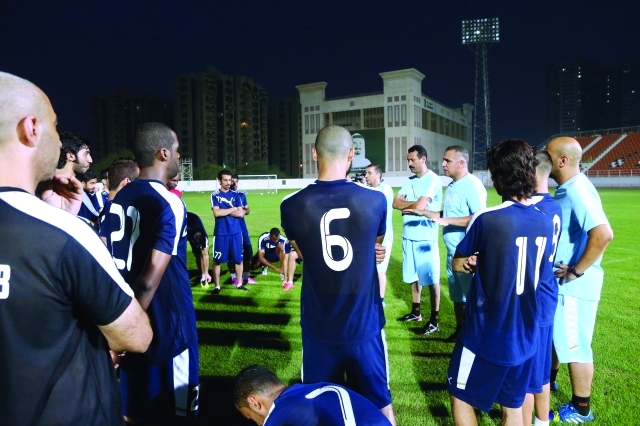 "مدرب عجمان يتحدث إلى لاعبيهتصوير - غلام كاركر"