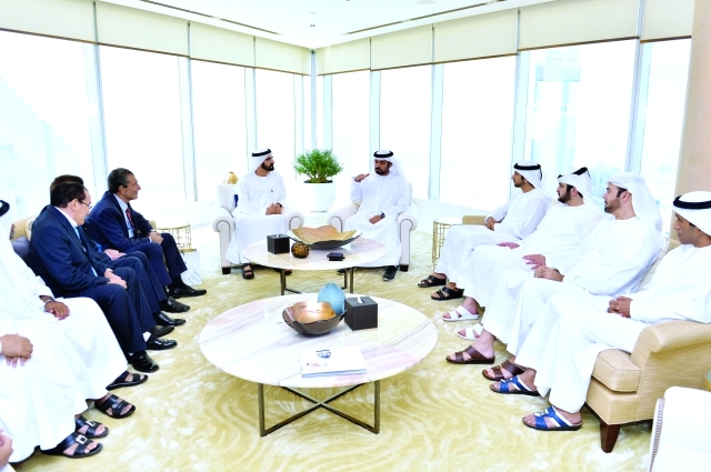 ".. وسموه في حديث مع أعضاء الجائزة بحضور حمدان ومكتوم بن محمد وحمدان بن مبارك ومحمد القرقاوي وعبدالله البسطي"