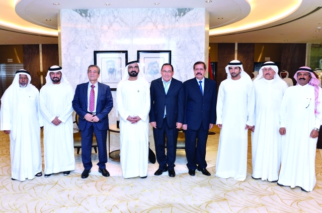 "محمد بن راشد مع أعضاء الجائزة بحضور حمدان بن محمد وحمدان بن مبارك"