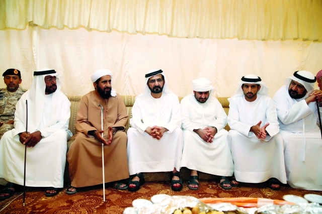"محمد بن راشد يرافقه حمدان بن محمد يقدم واجب العزاء لأسرة محمد الريسي بحضور أحمد بن طحنون تصوير: خليفة اليوسف"