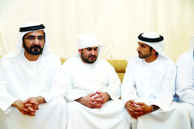 "محمد بن راشد بحضور حمدان بن محمد يقدم واجب العزاء لأسرة محمد الريسي تصوير: خليفة اليوسف"