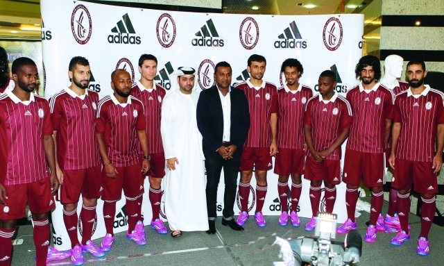 "أحمد الرميثي يتوسط نجوم الوحدة بالزي الجديدالبيان"