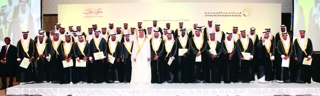 "خالد الكمدة يتوسط العرسان من المصدر"