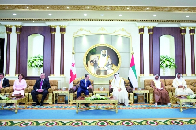 "محمد بن زايد خلال استقباله رئيس الوزراء الجورجي بحضور نهيان بن زايد وسرور بن محمد \tوام"